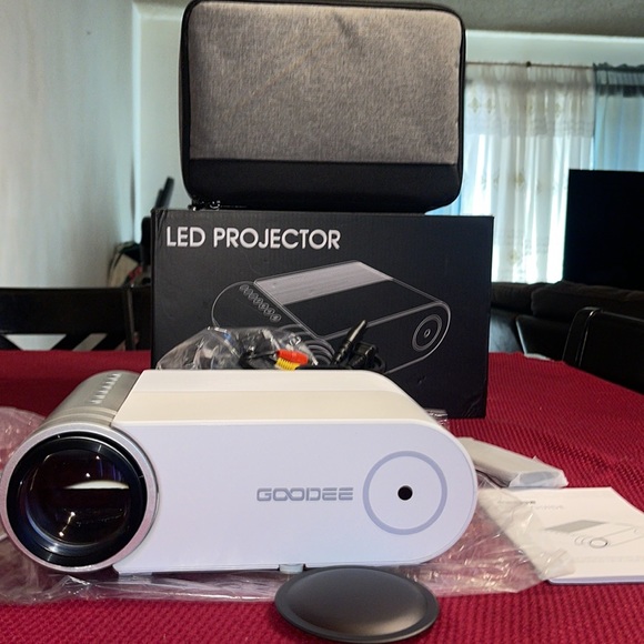 GooDee Mini Home Theater Projector 7500L  w/ case, cords & remote - Picture 8 of 12
